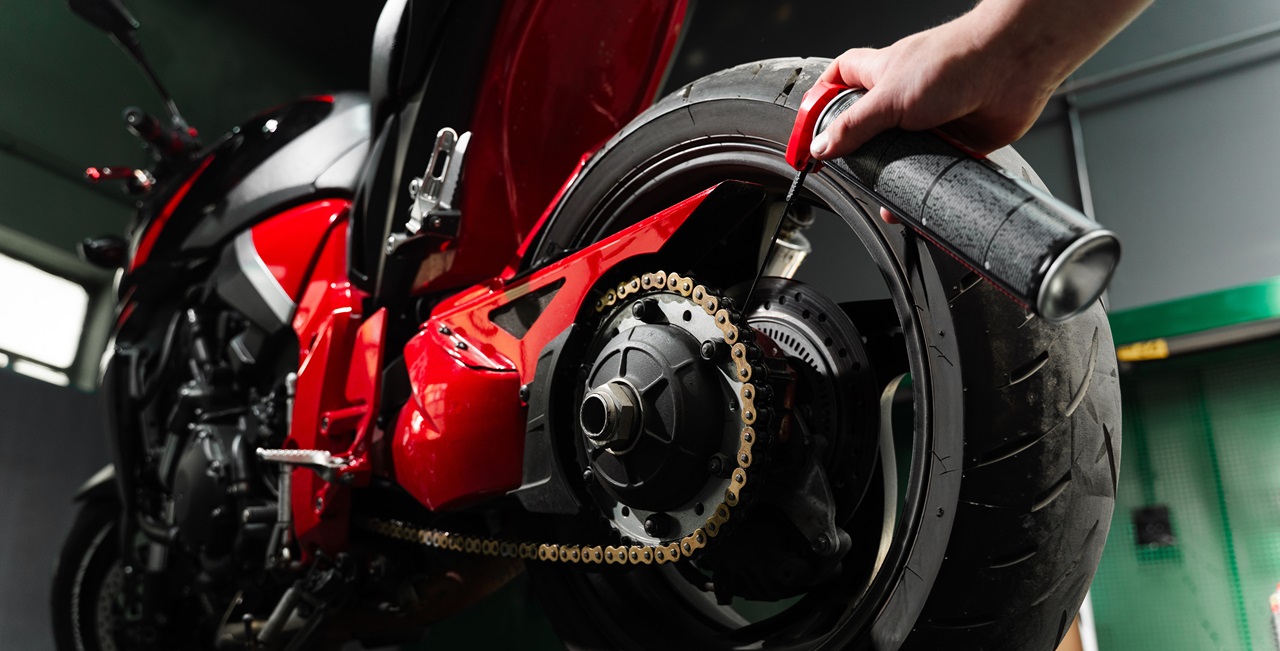 Podstawowe zasady smarowania łańcucha motocyklowego