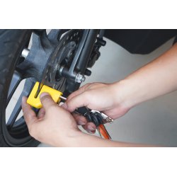 Jak zabezpieczyć motocykl przed kradzieżą? Przegląd blokad, łańcuchów i alarmów