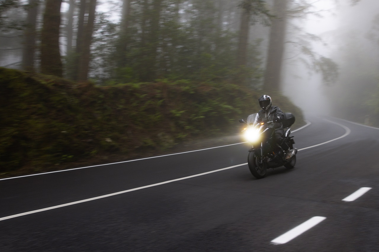 Jazda motocyklem w deszczu - jak się przygotować i jechać bezpiecznie?