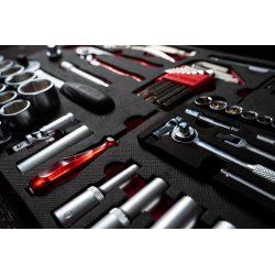 Niezbędnik w garażu motocyklisty – jakie narzędzia warto mieć do podstawowego serwisu?