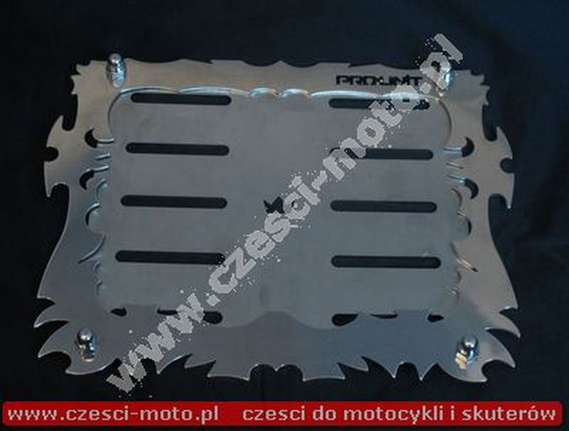 Metalowa ramka tablicy rejestracyjnej.