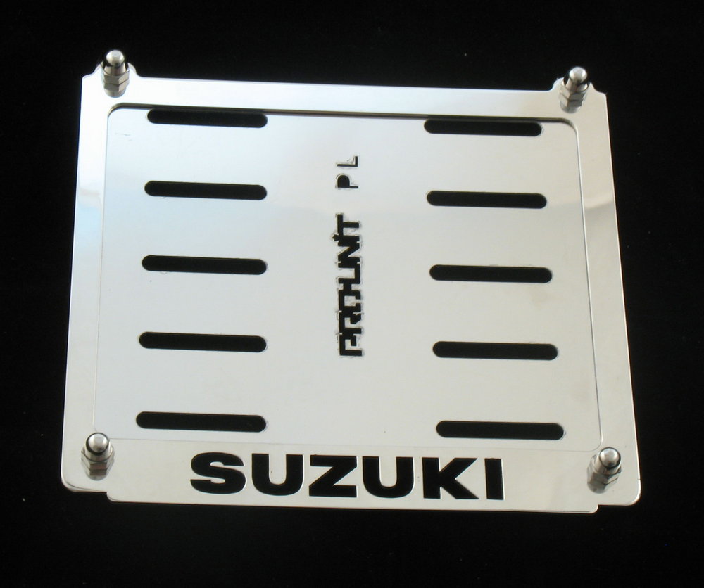 Metalowa ramka tablicy rejestracyjnej Suzuki