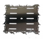 Metalowa ramka tablicy rejestracyjnej.