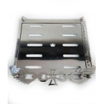 Metalowa ramka tablicy rejestracyjnej.